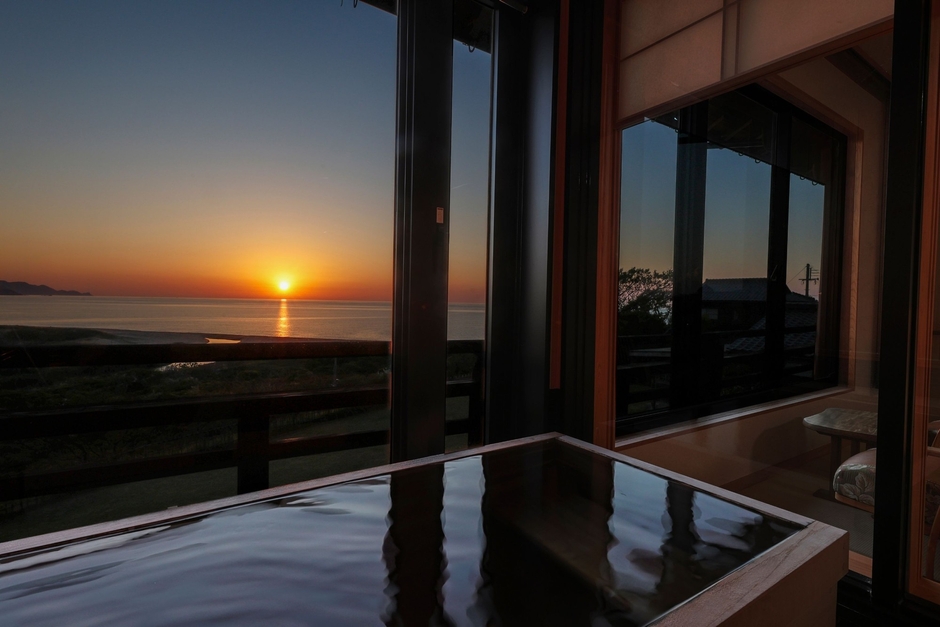 【海景・展望】温泉展望檜風呂付 和室(2階)|夕日ヶ浦の夕景が、一年で最も美しく映える初夏。