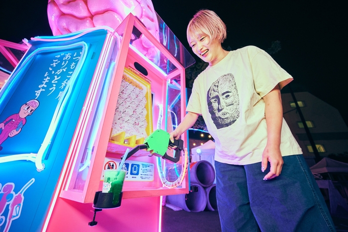 給油機のノズルから注がれる「脳汁ドリンク」