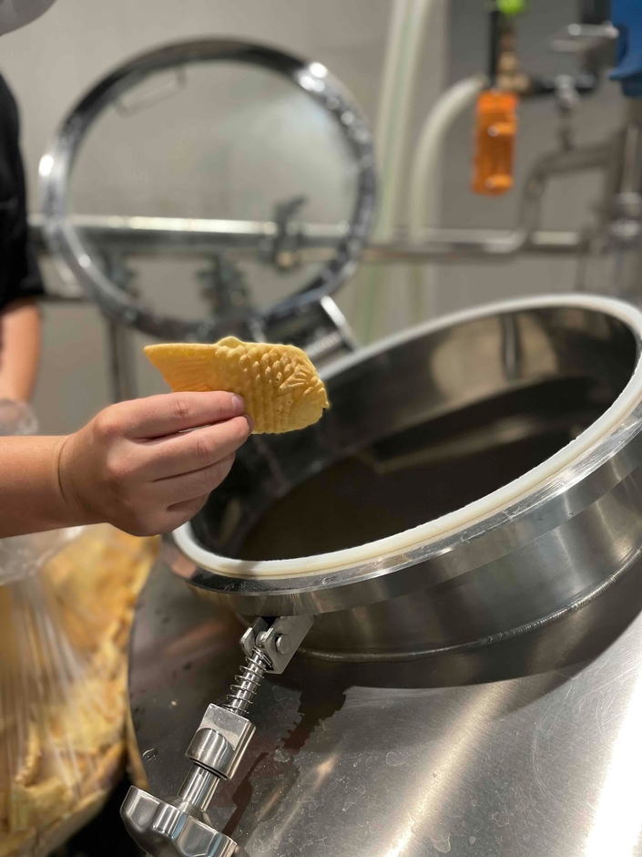 煮沸窯に入れられるたい焼き!