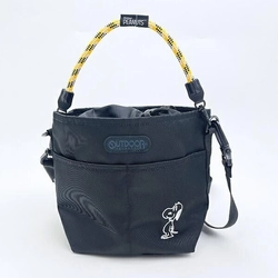 スヌーピー×OUTDOORコラボバッグ。シンプルデザインは普段づかいに映える！