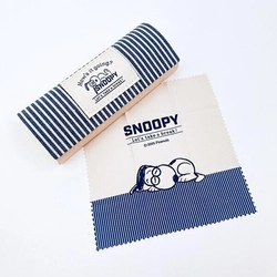 スヌーピーのメガネケースは大人かわいいんです。大人なシックなデザインにスヌーピーのモチーフでお堅いイメージのメガネも一気に愛らしい印象に。