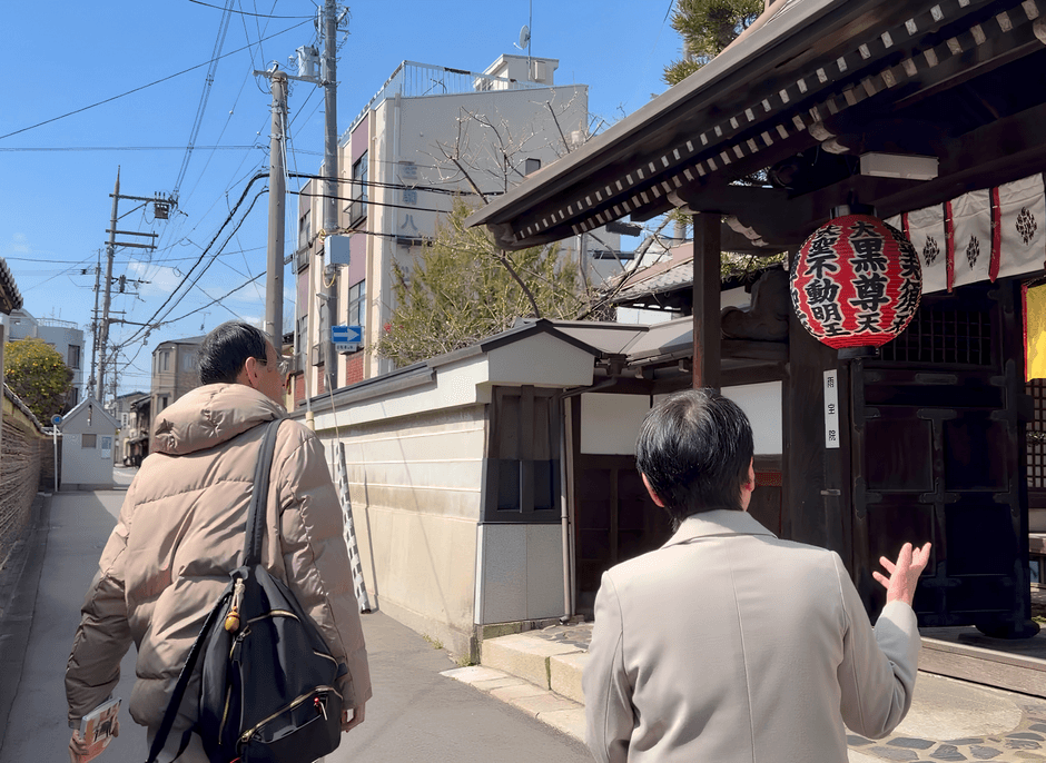 雨宝院・本隆寺の壁も好きな二人