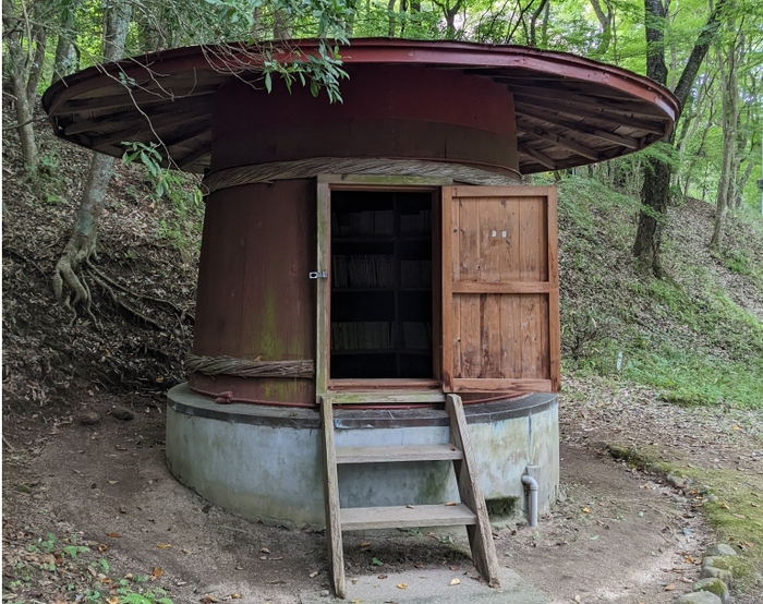 川内村・天山文庫にある書庫