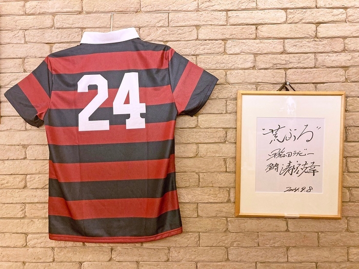 レストランAOYAGIの店内(ラグビーグッズ)