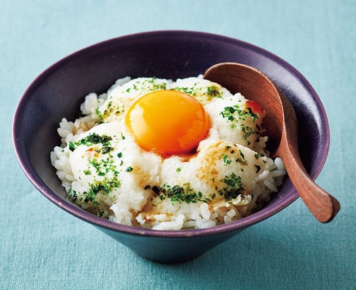 「のっけ丼」でかさまし！レシピの一例：低糖質な卵白でふわふわのスフレに仕上げた「はんぺんスフレのっけDON」（糖質30.9g）