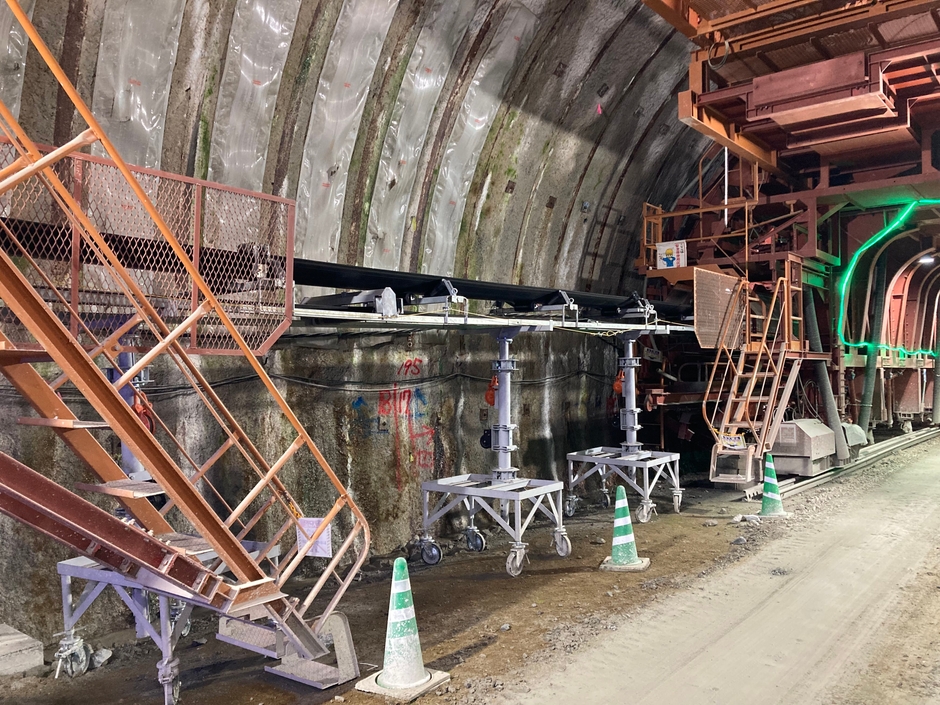 写真7:中間フレーム昇降架台