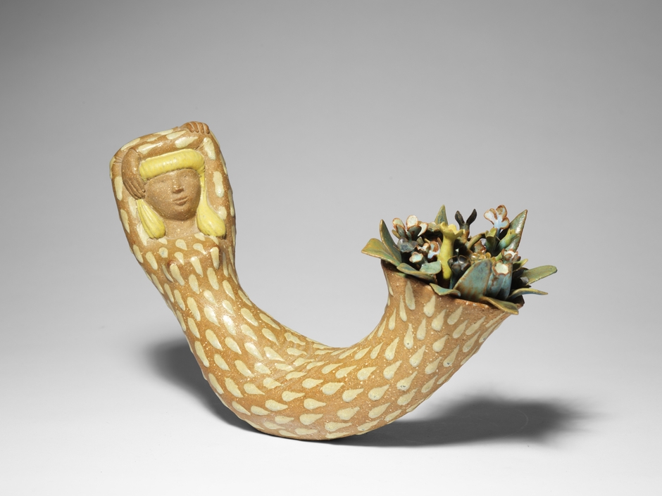 (8)スカートに花を飾った女、1940年代