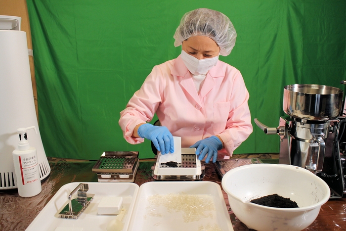 ニゲラ粉末のハードカプセル充填