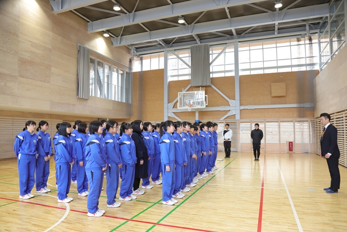 釜石東中学校生徒とミヤビワークス代表 林 2