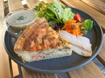 オールディダイニング「Aiko plus(アイコ プリュス)」が 秋の旬食材キッシュ「スモークサーモン＆キノコ」を販売開始！