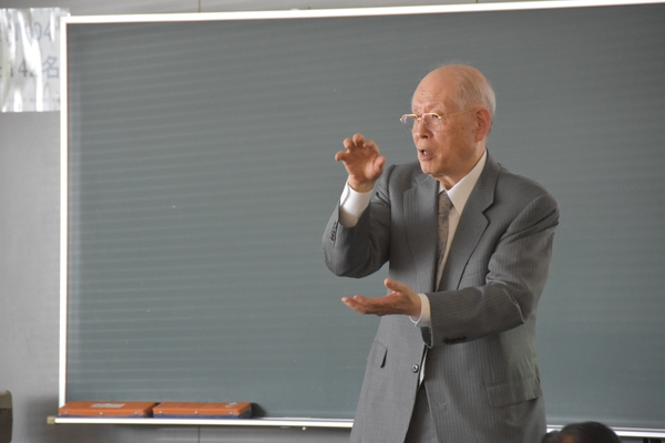 講演する野依客員教授