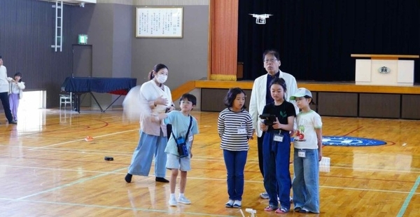 2025年4月、有田市内の小学校で開催された「ドローン教室」の様子