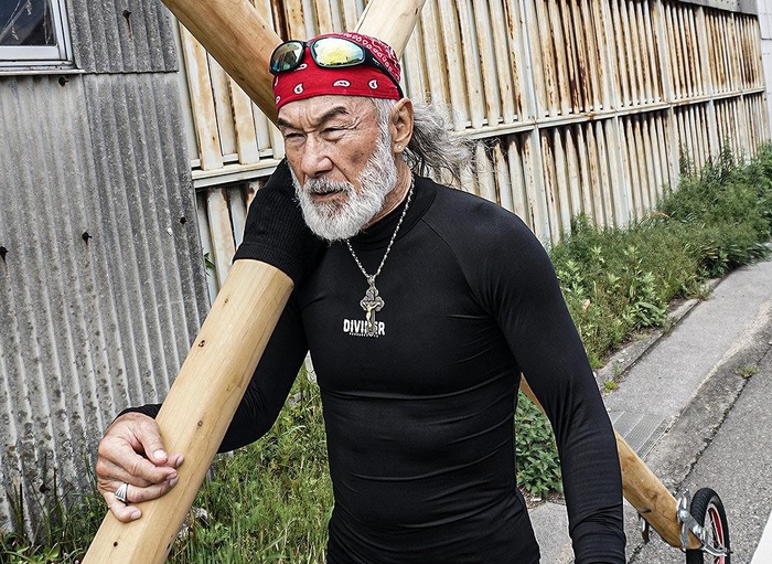 【粋を目指す野暮であれ】ストリートブランドDIVINERが、不良牧師ことアーサー・ホーランドと異色の対談を公開。「真の強さ」を再定義する。