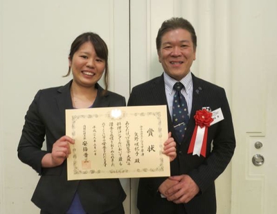 表彰式終了後、賞状を手にする矢野(左)とホテルボストンプラザ草津総料理長 角垣賢(右)