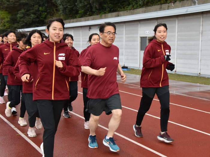 部員たちとランニングをする大村知事