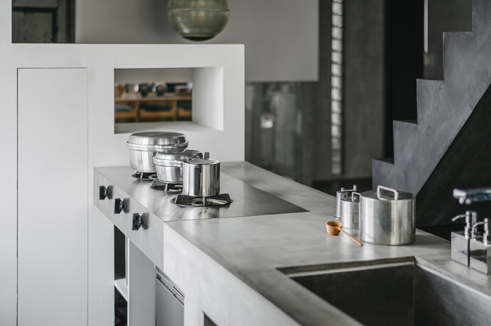 オリジナル造作のモルタルキッチン