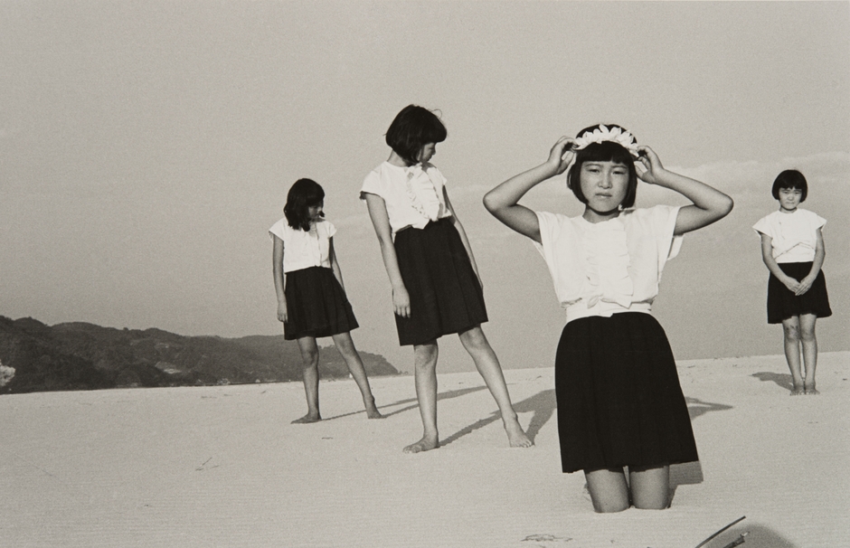 植田正治《少女たち》1945年 (C) Shoji Ueda / Shoji Ueda Office