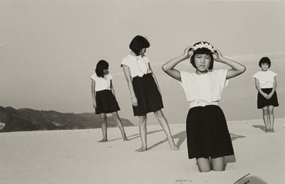 植田正治《少女たち》1945年 (C) Shoji Ueda / Shoji Ueda Office