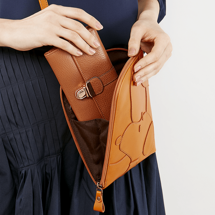 便利な片マチ仕立ての ファスナーポケット