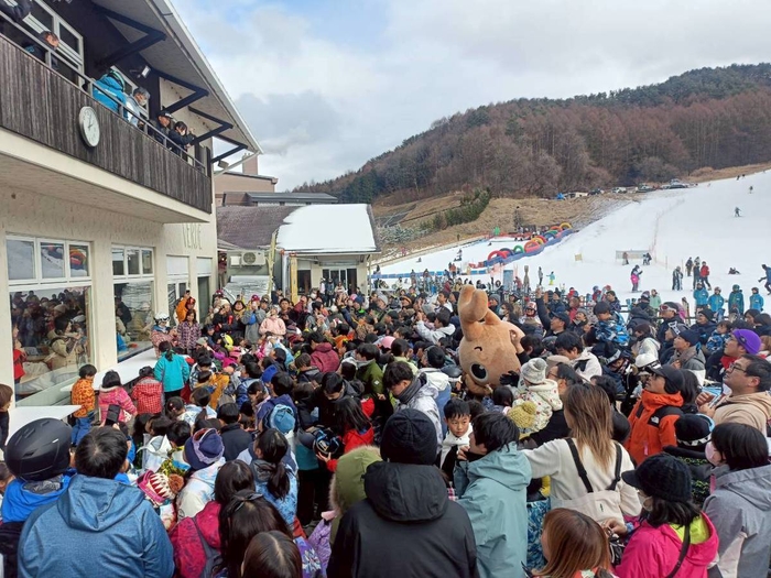 お菓子まきの様子