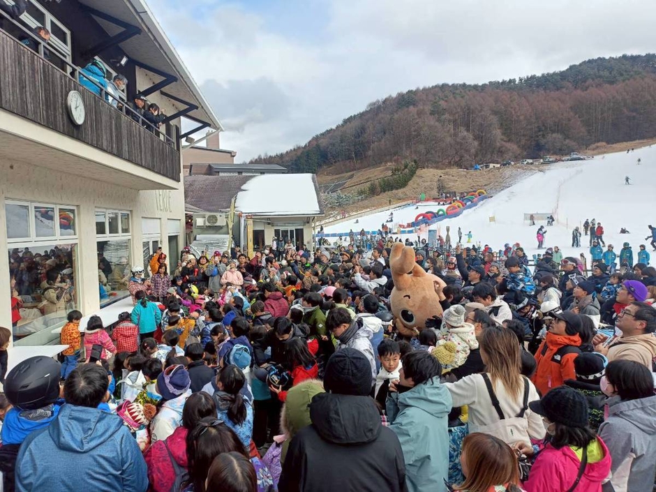 お菓子まきの様子