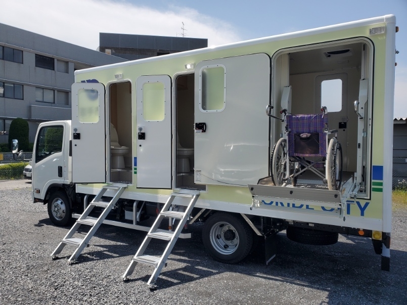多機能トイレに車椅子が乗った様子