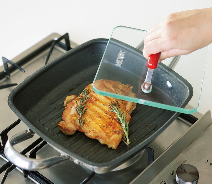 グリルプレスを食材の上に置いておくだけで焼き料理が美味しくなります。