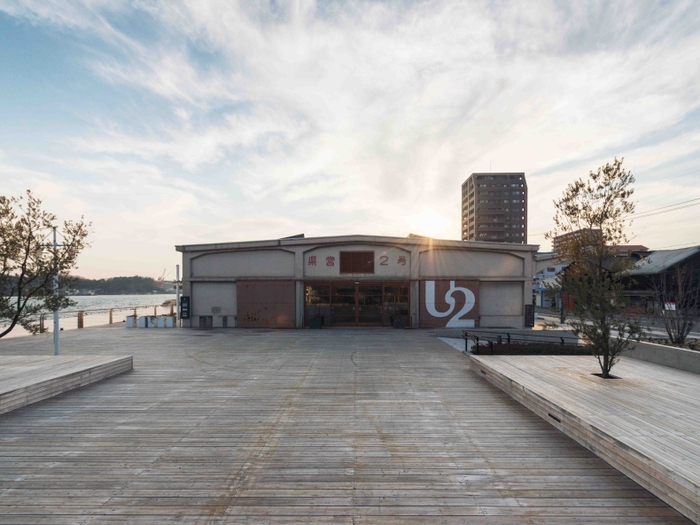 使われていない海沿いの倉庫をリノベーションした複合施設ONOMICHI U2