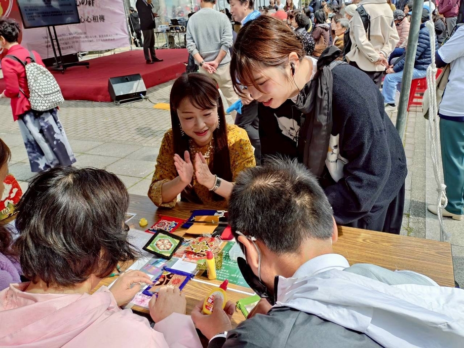 丁寧に教えていました