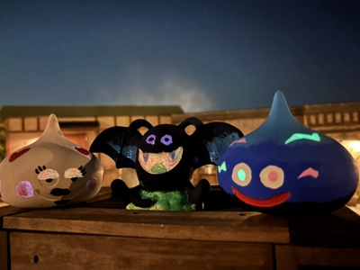芸術の秋が来た！夜に輝くオリジナルスライムとドラキーを作り出せ！ 「秋限定！光るスライムとドラキーのきらめきクラフト2025」