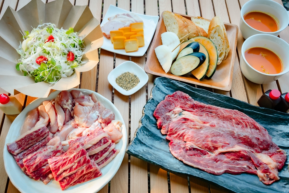 地元産にこだわった当店オリジナル燻製商品付きBBQセット