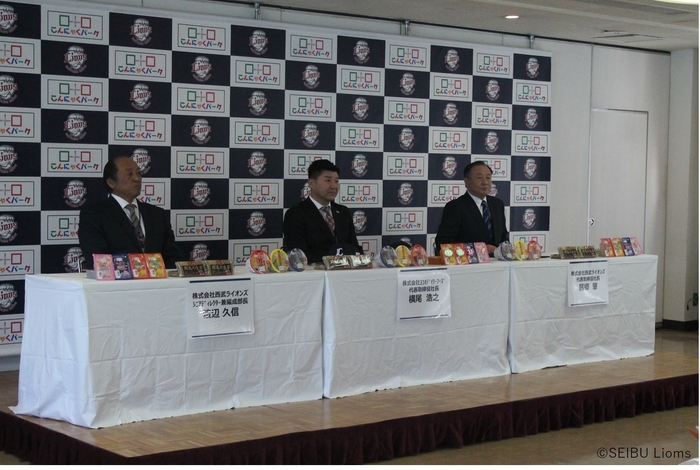 会見写真2：(左から)渡辺SD、横尾社長、居郷社長