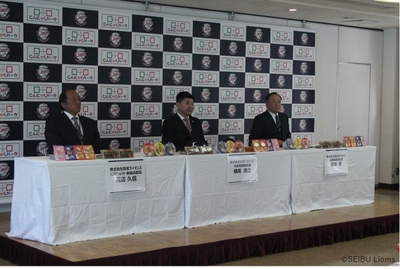 会見写真2：(左から)渡辺SD、横尾社長、居郷社長