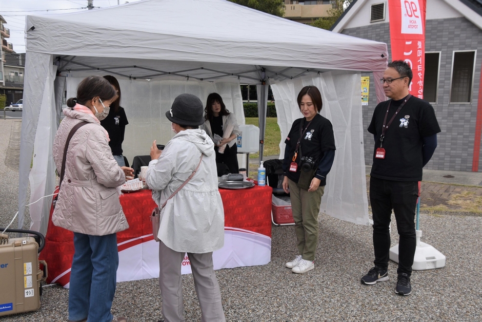 オリジナルコーヒーを味わう来場者