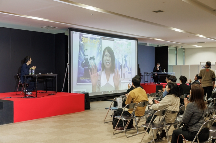 会場の様子(左:和田 丈嗣 氏、右:渡辺 歩 氏、スクリーンにオンラインで繋がった岡田 麻衣子 氏 )