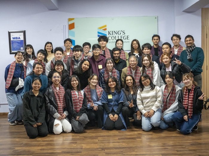 キングスカレッジの学生たちと記念撮影
