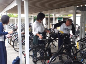 通学用自転車の一斉整備点検を実施　安全な通学のため、自転車販売店による点検と保護者の見守りを実施