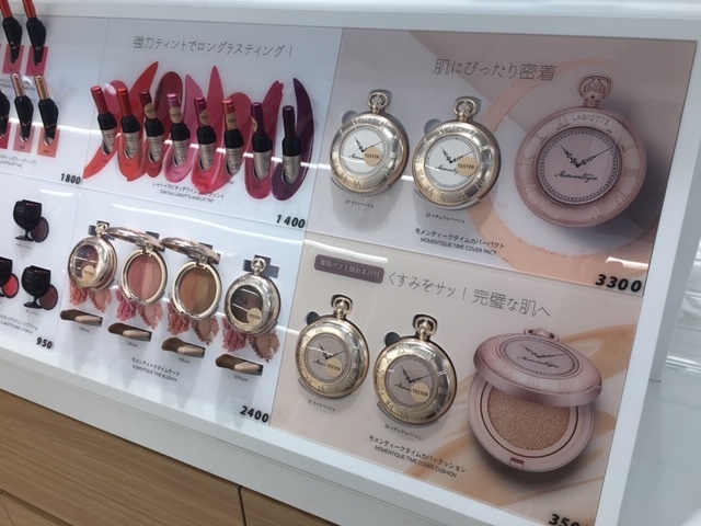 モメンティークシリーズの懐中時計型のパクトやクッションです。奥にはシャトーラビオッテラインのティントなどもあります。