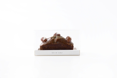 ホワイトデー限定商品:「黒ゴマのパウンドケーキ 」 1,944円 (香ばしい黒ゴマを練り込んだ、しっとりとした口当たりのケーキ。仕上げに栗と銀箔をのせました)