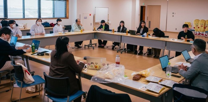 令和8年(2026年)岩塚製菓株式会社での打ち合わせの様子