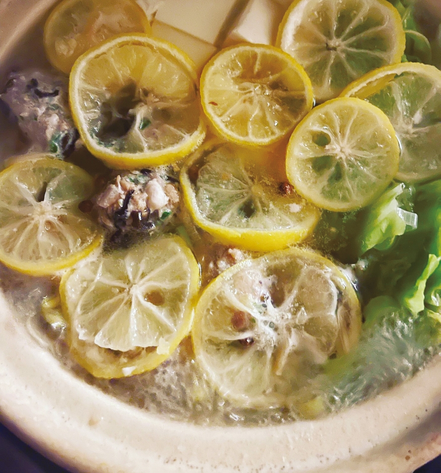 冬 #塾前じゃないごはん:「飾りじゃないのよレモン鍋」。主役はレモン。ポン酢なしでごくごく飲めるいい汁に