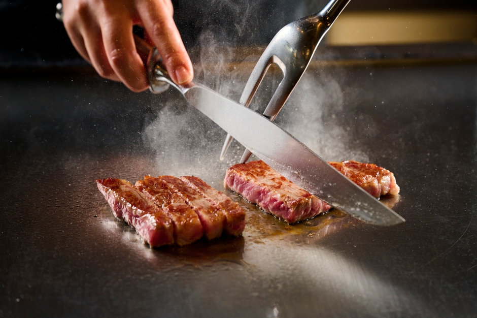 ▲「はじまりの島 海神人の食卓 桟敷」の鉄板焼き