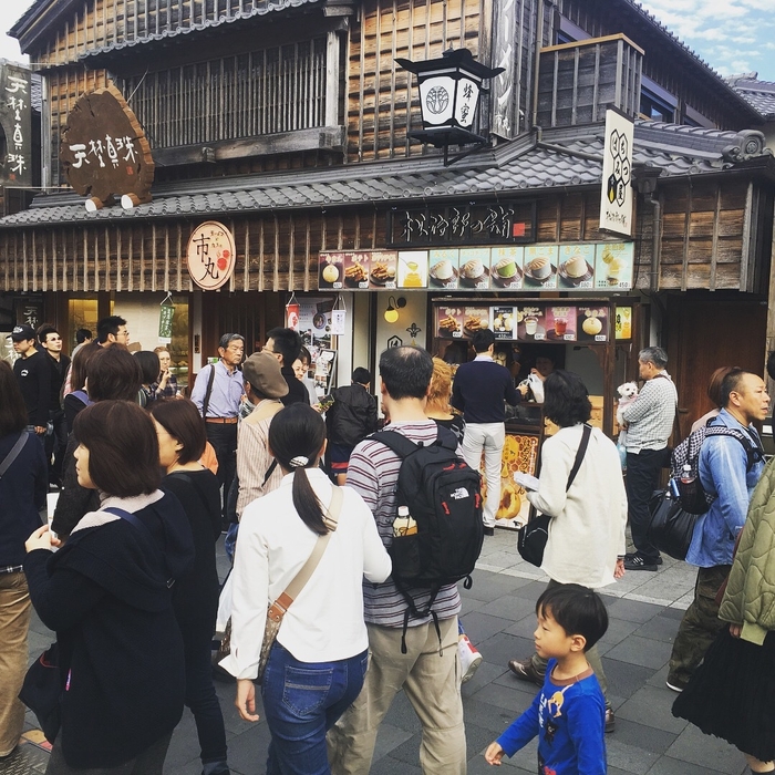 伊勢おはらい町店前