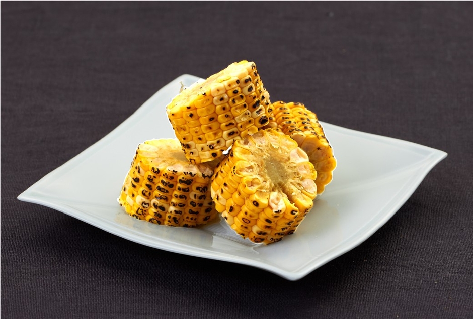 とうもろこしには、切れ目が入って簡単に手で折ることができます