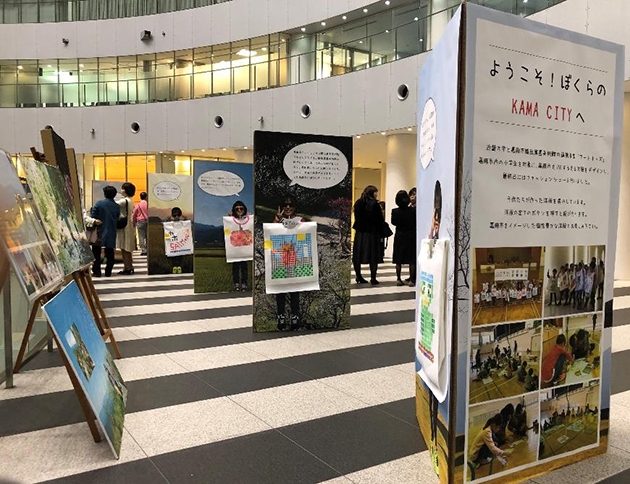 昨年のイベント展示の様子および「ぼくらのKAMA妖怪」イメージ