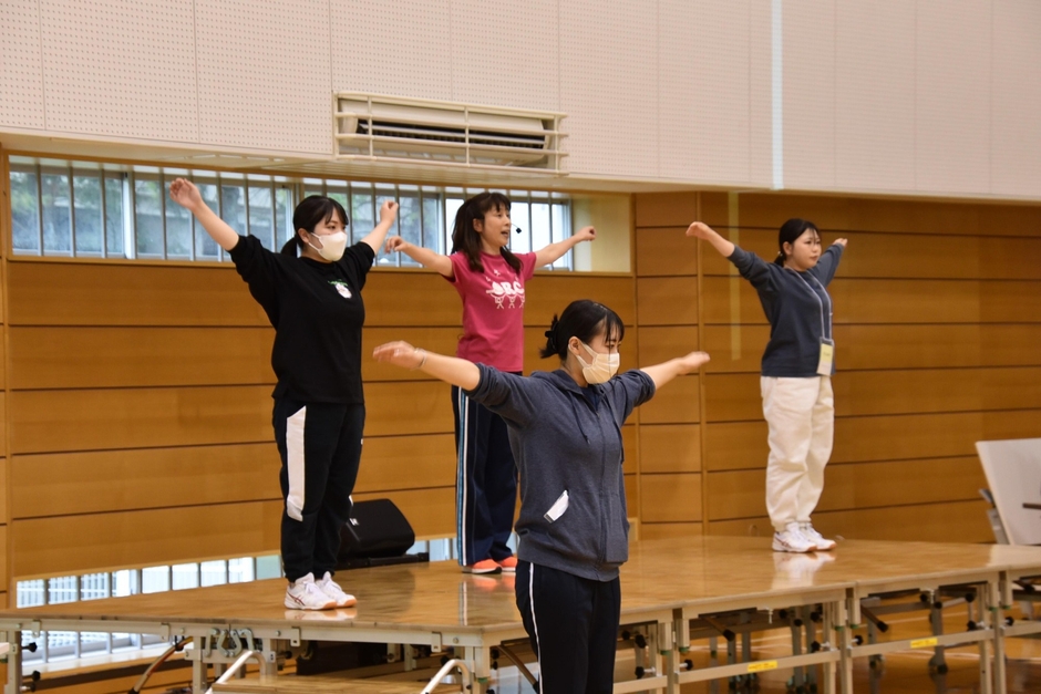 運動のお手本を見せる学生ら