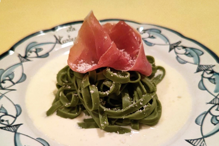 抹茶のフェットチーネチーズソース ~生ハムをのせたコローレイタリアーノ