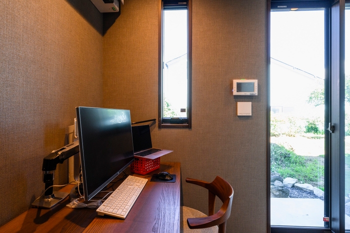 気分転換に庭に出られる1階の夫Jさんの書斎兼ワークスペース