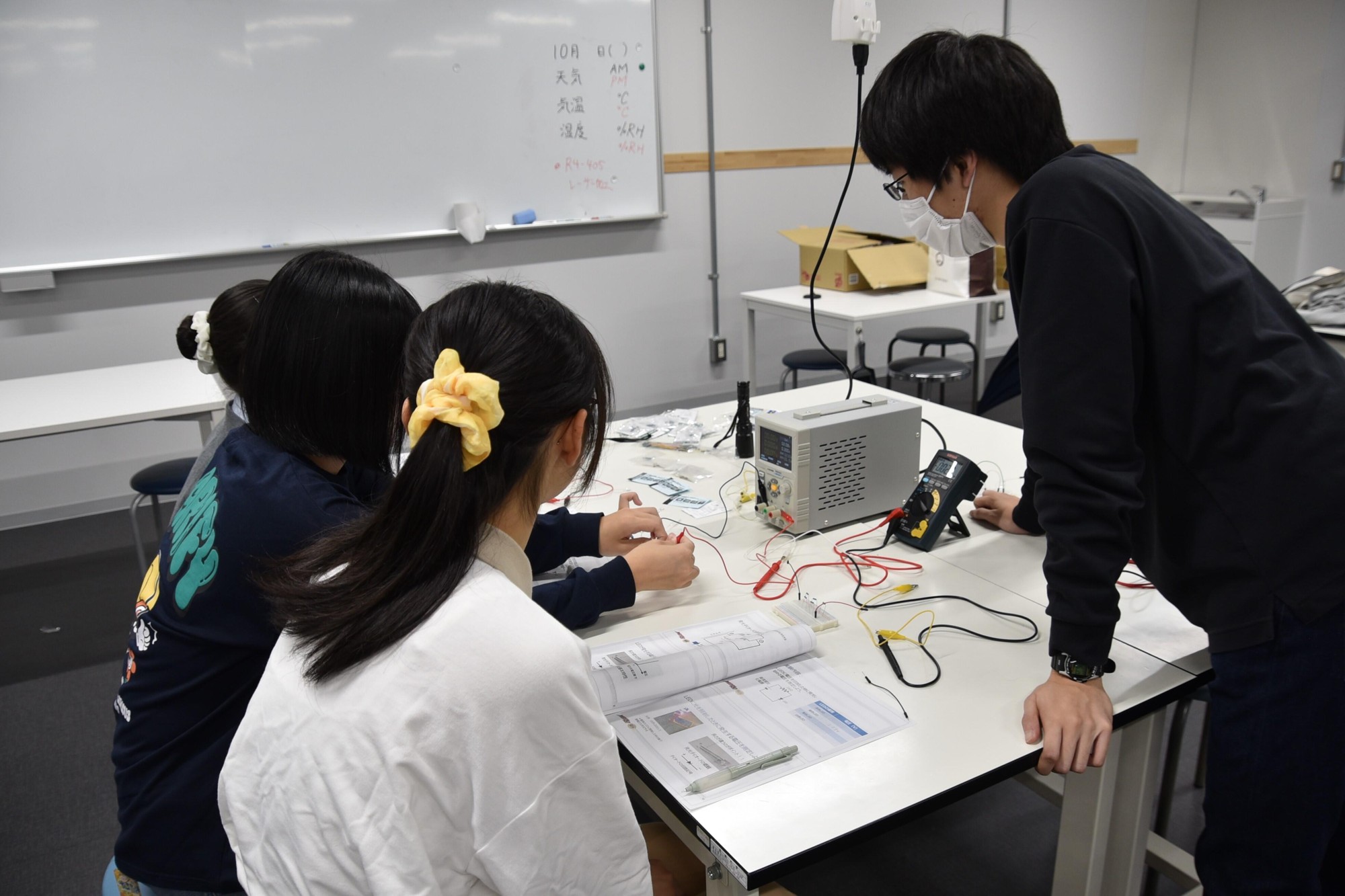 LEDが光る時の電圧を調べる