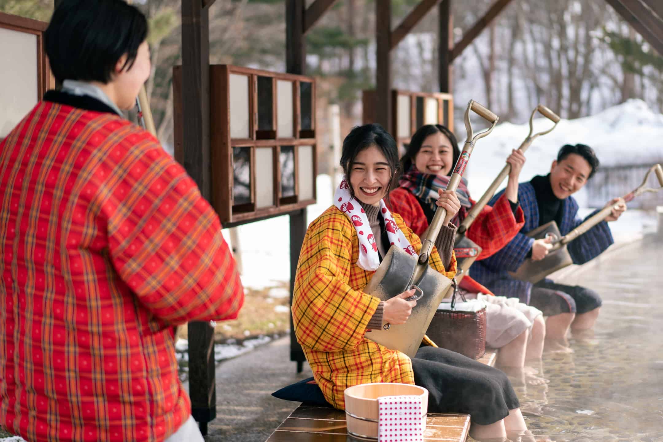 青森屋】足湯で温まりながら雪かきスコップ三味線を演奏「足湯で